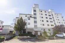 Vorderansicht Moderne 3,5-Zi. Wohnung im Herzen von Kirchheim Teck: Lichtdurchflutet, mit Balkon & TG-Stellplatz!