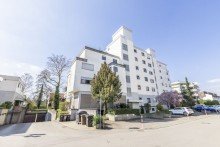 Seitenansicht links Moderne 3,5-Zi. Wohnung im Herzen von Kirchheim Teck: Lichtdurchflutet, mit Balkon & TG-Stellplatz!