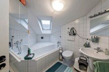 Wohnung DG DSC7879 Vermietete 2-Zi.Wohnung im Dachgeschoss mit Carport-Stellplatz  und Keller