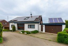 Vorderseite Haus Sch�nes Einfamilienhaus mit ELW in herrlicher Aussichtslage zu kaufen! Kurzfristig beziehbar!